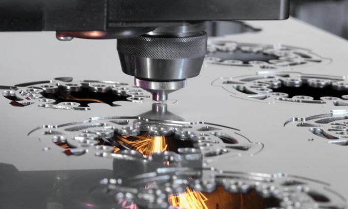 neueste Unternehmensnachrichten über Vorteile und Anwendungen von Faserlaserschneidmaschinen 1