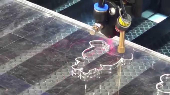 neueste Unternehmensnachrichten über Wie man einen CO2-Laserschneider für Acrylbleche verwendet 2