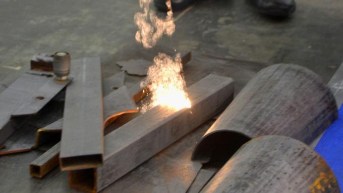 neueste Unternehmensnachrichten über Wie man Rost aus Gusseisen mit Laserreinigung entfernt 2